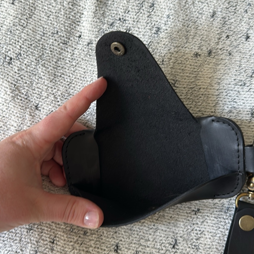 Black Leather Glasses Case Keychain - Picture 2 of 4